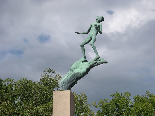 Стойка миллес. Миллес рука Бога. Рука Бога скульптура.